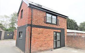 The Coach House - Free Private Parking - By Property Promise